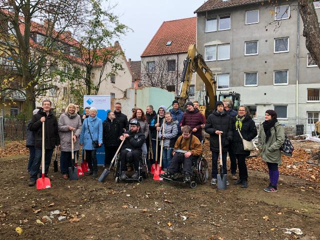 Bewohner und Eltern beim 1. Spatenstich