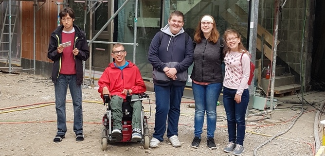 Bewohner vor dem Neubau