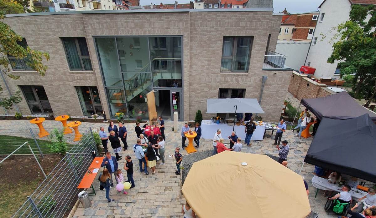 Bewohner und Eltern beim 1. Spatenstich